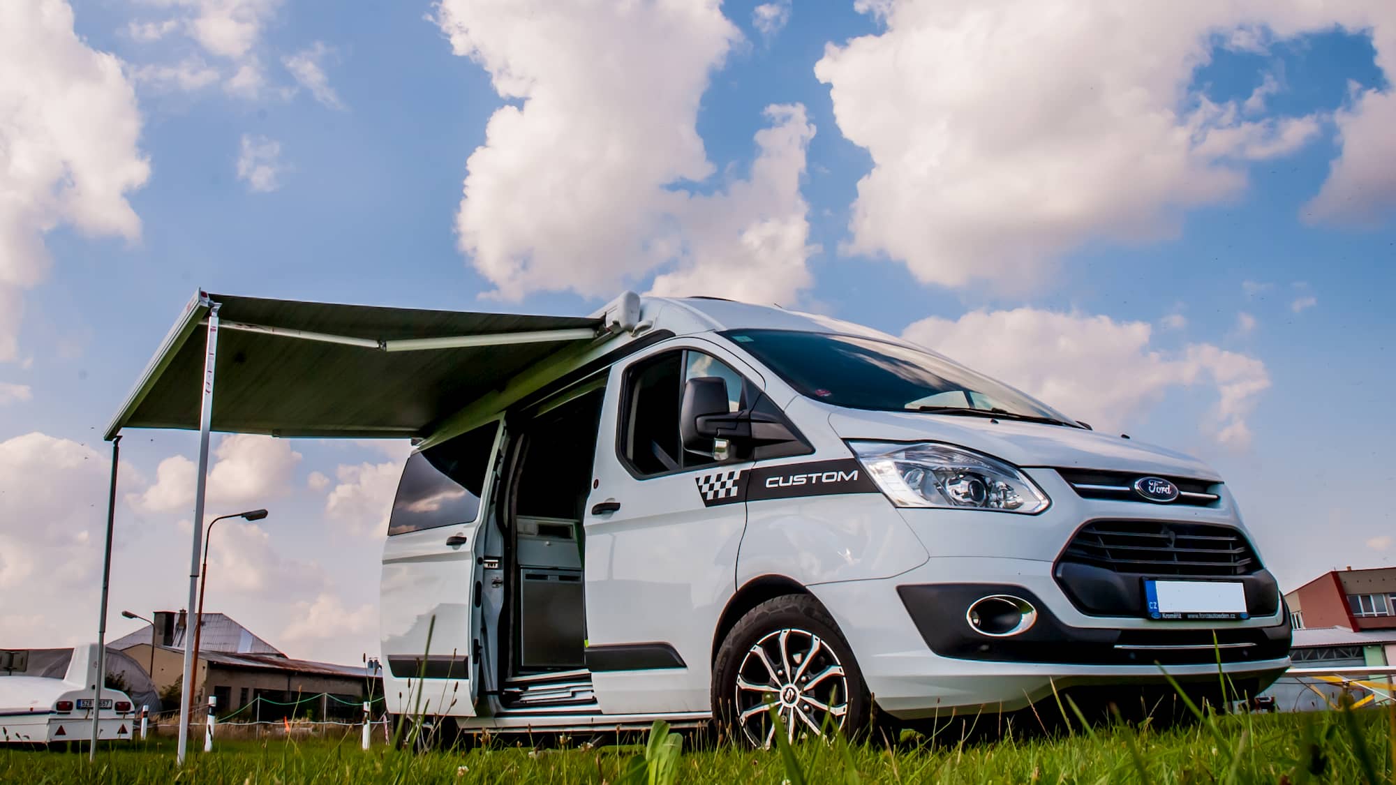 Obytná vestavba vozu Ford Transit Custom se zvýšenou střechou #0