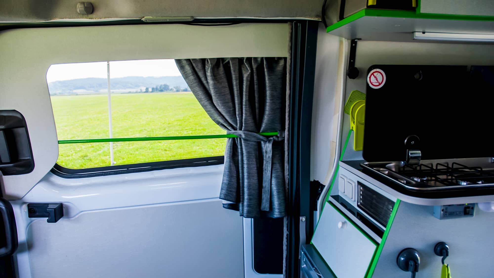 Obytná vestavba vozu Ford Transit Custom se zvýšenou střechou #8