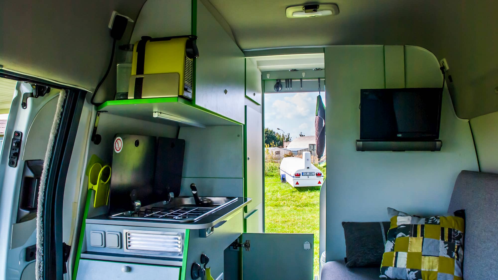 Obytná vestavba vozu Ford Transit Custom se zvýšenou střechou #9